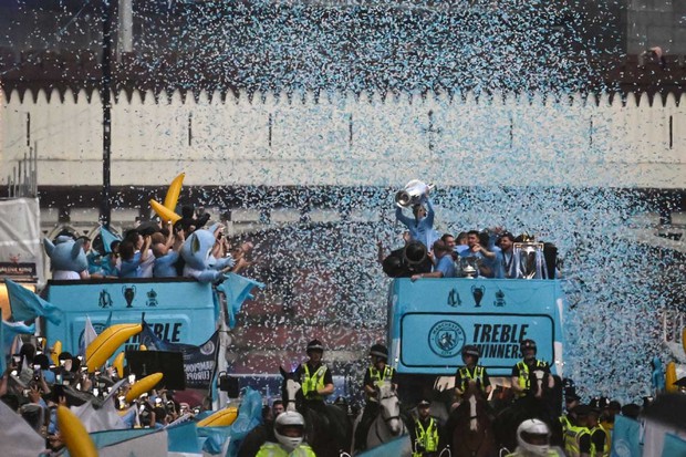 Ký ức lễ diễu hành đầy cảm xúc của Man City