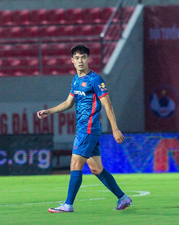 Nhâm Mạnh Dũng lập siêu phẩm đánh đầu giúp U23 Việt Nam vô địch SEA Games 31 dưới mưa rào