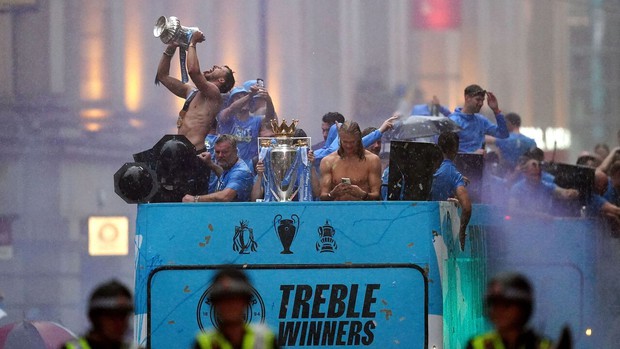 Ký ức lễ diễu hành đầy cảm xúc của Man City