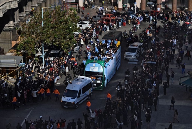 Đám đông người đầy thuyền túa chào đón vô địch U20 World Cup 2023 tại Uruguay