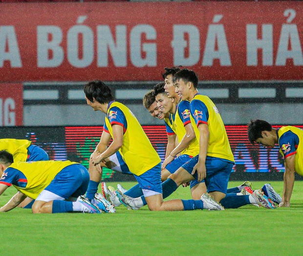 Nhâm Mạnh Dũng lập siêu phẩm đánh đầu giúp U23 Việt Nam vô địch SEA Games 31 dưới mưa rào