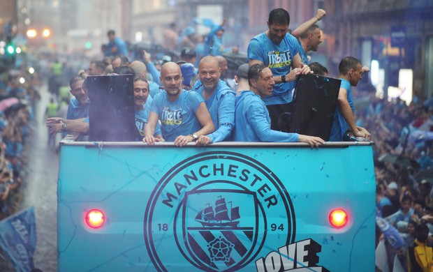 Ký ức lễ diễu hành đầy cảm xúc của Man City