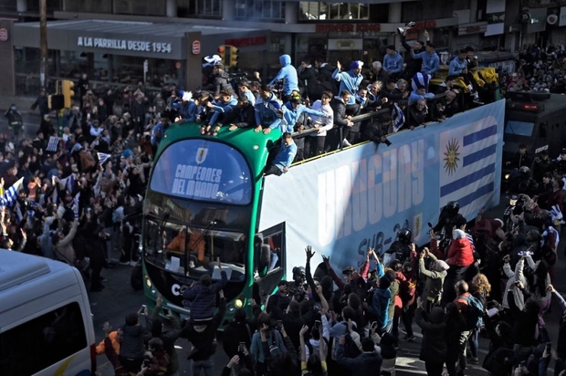 Đám đông người đầy thuyền túa chào đón vô địch U20 World Cup 2023 tại Uruguay