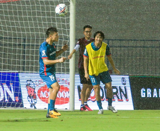 Nhâm Mạnh Dũng lập siêu phẩm đánh đầu giúp U23 Việt Nam vô địch SEA Games 31 dưới mưa rào