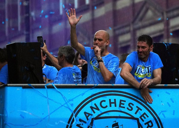 Ký ức lễ diễu hành đầy cảm xúc của Man City