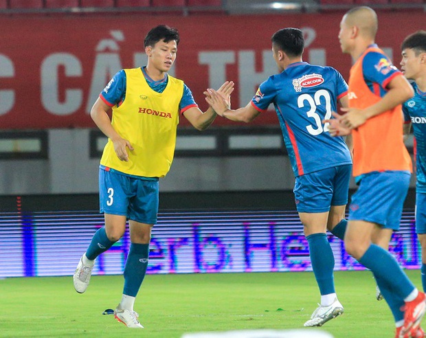 Công Phượng lạc quan, chạy ngược hướng Quang Hải khiến đội nhà nở mày nở mặt