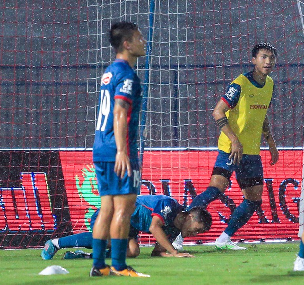 Nhâm Mạnh Dũng lập siêu phẩm đánh đầu giúp U23 Việt Nam vô địch SEA Games 31 dưới mưa rào