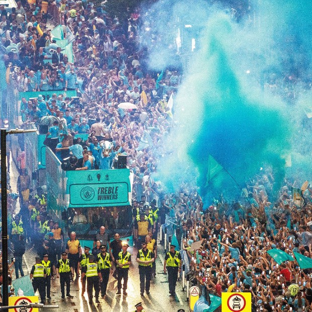 Ký ức lễ diễu hành đầy cảm xúc của Man City
