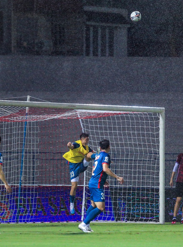 Nhâm Mạnh Dũng lập siêu phẩm đánh đầu giúp U23 Việt Nam vô địch SEA Games 31 dưới mưa rào