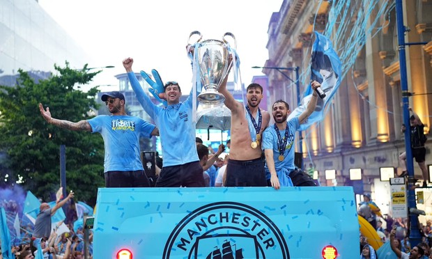 Ký ức lễ diễu hành đầy cảm xúc của Man City