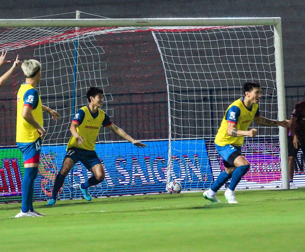 Nhâm Mạnh Dũng lập siêu phẩm đánh đầu giúp U23 Việt Nam vô địch SEA Games 31 dưới mưa rào