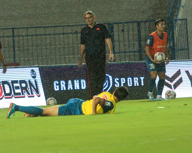 Nhâm Mạnh Dũng lập siêu phẩm đánh đầu giúp U23 Việt Nam vô địch SEA Games 31 dưới mưa rào