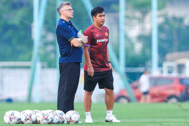 Tuyển Hong Kong hứa đá tấn công, HLV Troussier lên tiếng khen ngợi cầu thủ Quang Hải