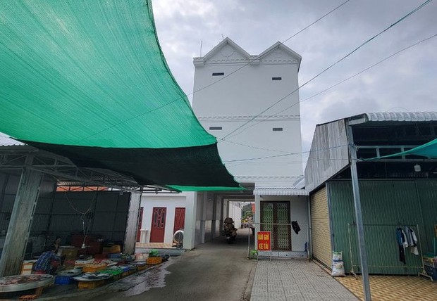 Những bí mật đằng sau ngôi nhà bỏ trống tầng 1 làm đường đi ở Cần Thơ