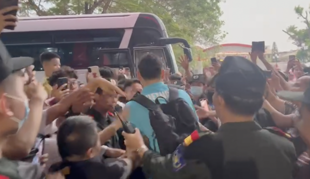 CĐV phấn khích vây kín Văn Lâm trên đường bay ĐT Việt Nam