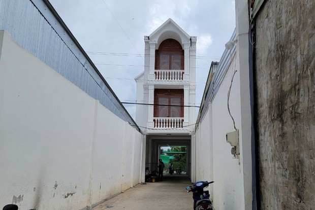 Những bí mật đằng sau ngôi nhà bỏ trống tầng 1 làm đường đi ở Cần Thơ