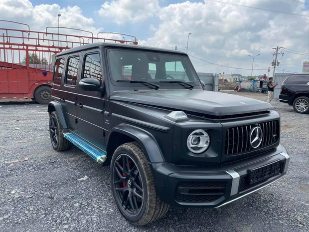 Xe sang nhập khẩu đắt đỏ bỏ lại ngay chỗ đậu