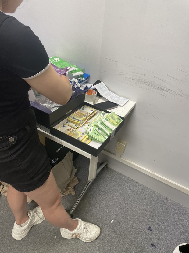 Nhập cảnh Nội Bài, 5 người cầm theo 14 tỉ đồng tiền ngoại tệ khiến ai cũng ngỡ ngàng