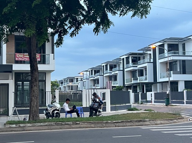 Môi giới đất nền gầy đau vì Covid, chuyển sang kinh doanh đồ ăn vặt: Khó khăn đến chưa từng thấy