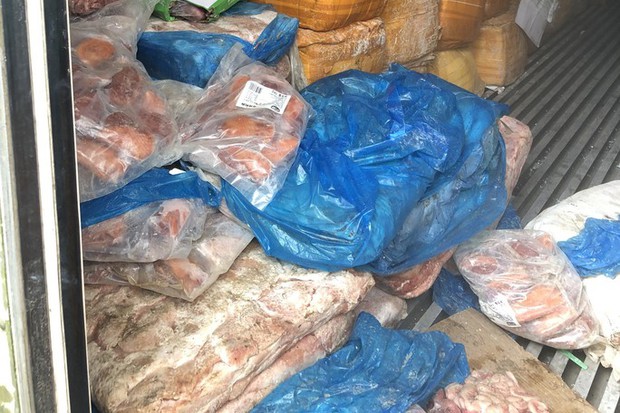 Công an tạm giữ khoảng 10 tấn nội tạng, thịt bò ở Thủ Đức - Ảnh 2.