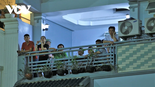 CĐV Việt Nam xem đội tuyển trong khán đài VIP khi không có vé vào sân Lạch Tray