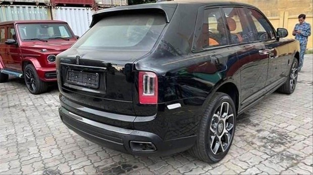 Xe sang nhập khẩu đắt đỏ bỏ lại ngay chỗ đậu