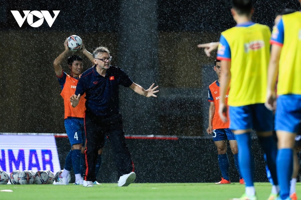 Đón chào màn ra mắt của HLV Troussier tại trận ĐT Việt Nam - Hong Kong (Trung Quốc)