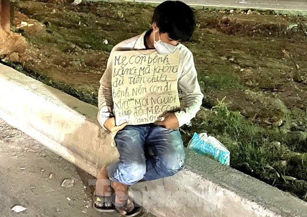 Nỗi đau khó nói của người ôm biển với mẹ bệnh nặng và cuộc sống không đủ tiền