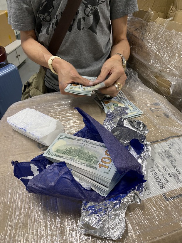 Nhập cảnh Nội Bài, 5 người cầm theo 14 tỉ đồng tiền ngoại tệ khiến ai cũng ngỡ ngàng