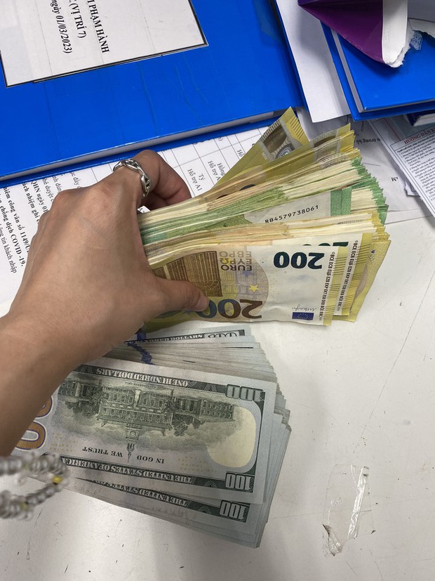 Nhập cảnh Nội Bài, 5 người cầm theo 14 tỉ đồng tiền ngoại tệ khiến ai cũng ngỡ ngàng