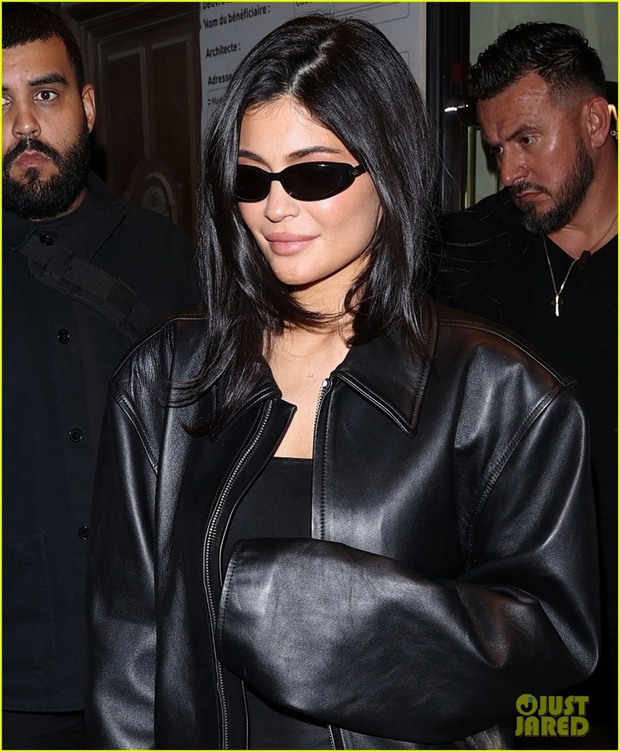 Beautiful Kylie Jenner goes to a birthday party after rumors of dating Timothée Chalamet - Photo 3.