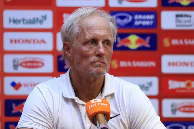 HLV ĐT Hong Kong (Trung Quốc) nặng lời chỉ trích trọng tài sau khi thua ĐT Việt Nam