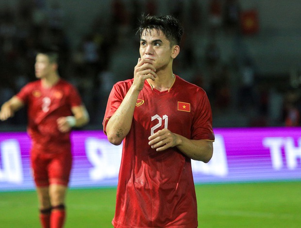 Công Phượng cùng ĐT Việt Nam tri ân NHM sau trận đấu