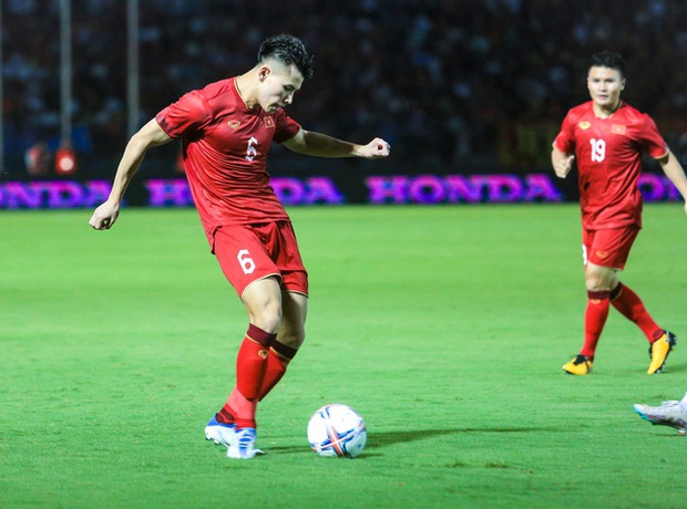 HLV Troussier động viên học trò dù nổi giận trên sân