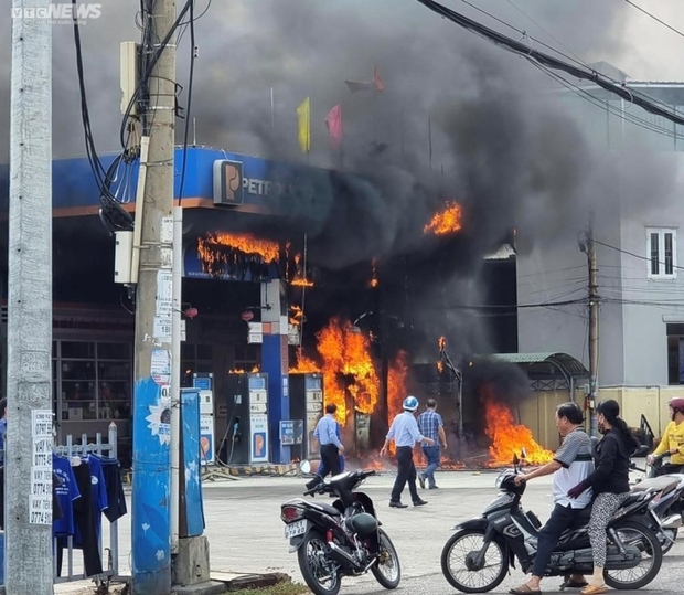 Cây xăng ở Bình Định cháy dữ dội vì khách vứt đầu thuốc lá - Ảnh 2.