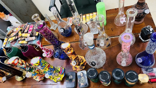 Bí mật đằng sau quán cafe đông đúc vào đêm, khiến khách hàng choáng váng khi rời đi