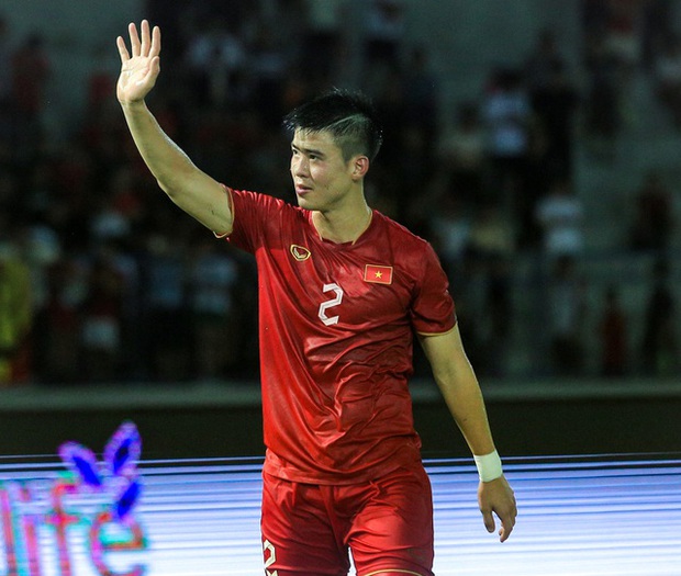 Công Phượng cùng ĐT Việt Nam tri ân NHM sau trận đấu