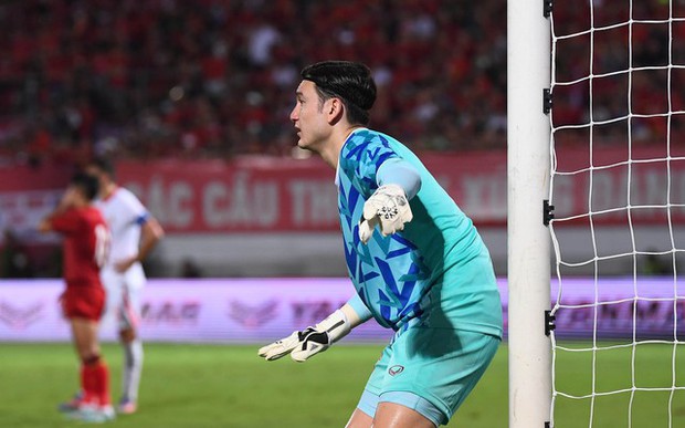 Khoác áo tuyển Việt Nam, Đặng Văn Lâm 'thần đồng' cản phá siêu sao