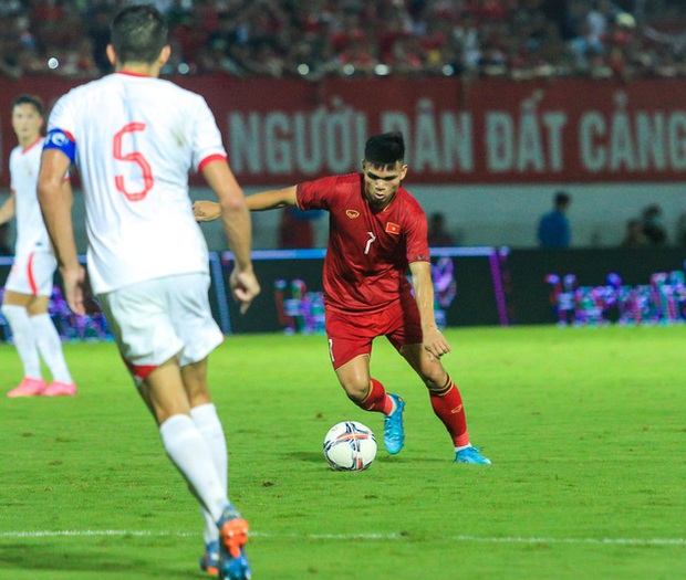 HLV Troussier động viên học trò dù nổi giận trên sân