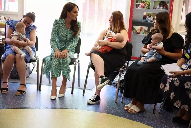 Đến thăm trung tâm giáo dục trẻ em, cử chỉ thân thiện của Vương phi Kate khiến phụ huynh bất ngờ - Ảnh 6.