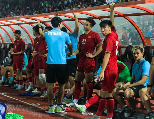 Công Phượng cùng ĐT Việt Nam tri ân NHM sau trận đấu