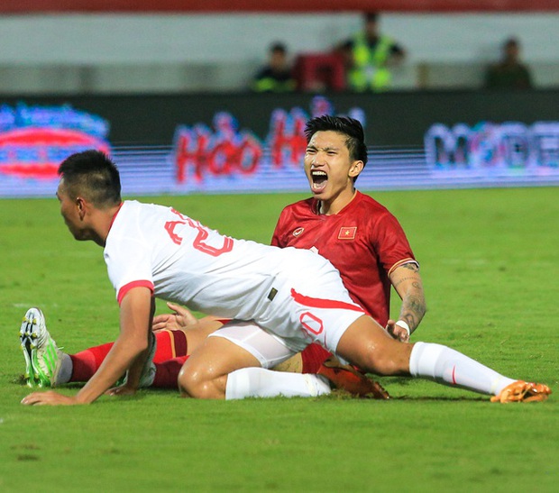 HLV Troussier động viên học trò dù nổi giận trên sân