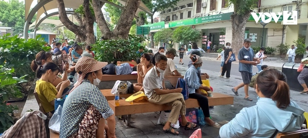 Vật vã chờ khám trong nắng nóng nghiêm trọng ở bệnh viện: Tình trạng đáng lo ngại