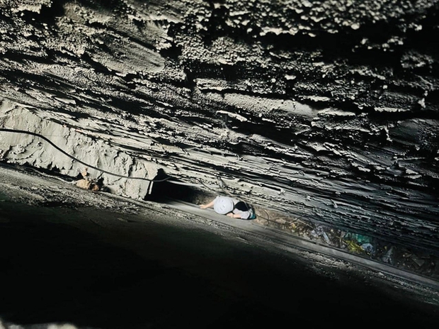 Cảnh sát táo tợn giải cứu phụ nữ mắc kẹt giữa hai căn nhà tại TPHCM