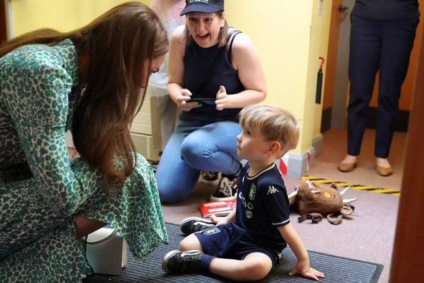 Đến thăm trung tâm giáo dục trẻ em, cử chỉ thân thiện của Vương phi Kate khiến phụ huynh bất ngờ - Ảnh 5.
