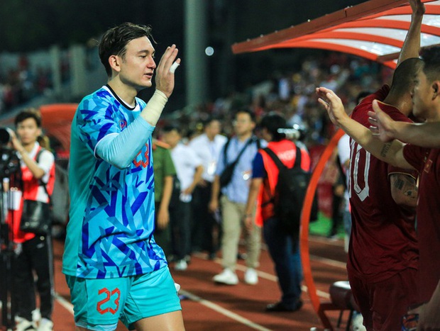 Công Phượng cùng ĐT Việt Nam tri ân NHM sau trận đấu