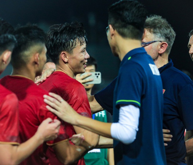 HLV Troussier động viên học trò dù nổi giận trên sân