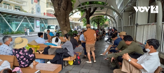 Vật vã chờ khám trong nắng nóng nghiêm trọng ở bệnh viện: Tình trạng đáng lo ngại