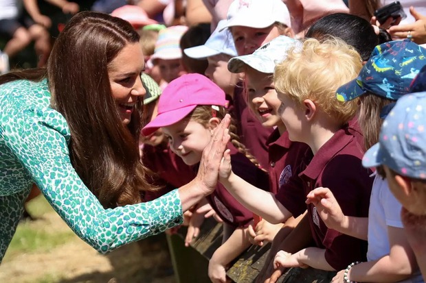 Đến thăm trung tâm giáo dục trẻ em, cử chỉ thân thiện của Vương phi Kate khiến phụ huynh bất ngờ - Ảnh 3.