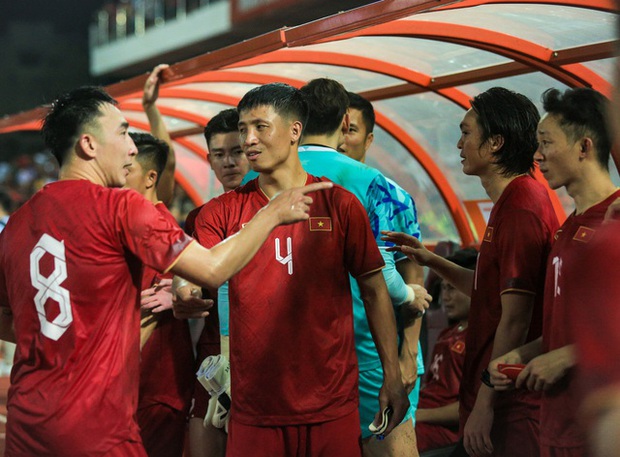 Công Phượng cùng ĐT Việt Nam tri ân NHM sau trận đấu